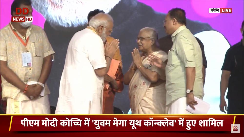 Smt. Sosamma lype being greeted by the Honorable Prime Minister