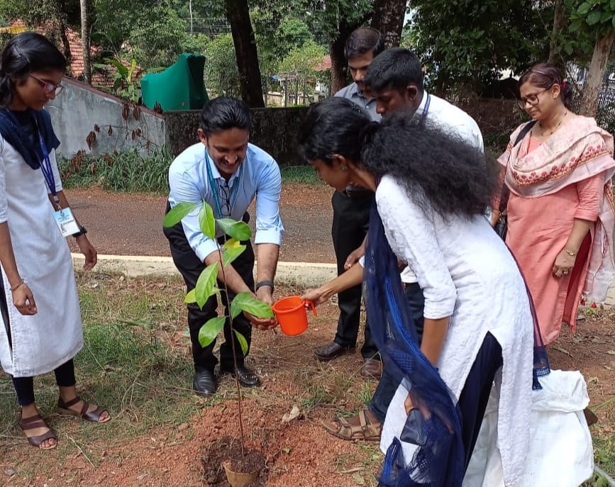 നൂറിൻ്റെ നിറവിൽ നൂറു മരങ്ങൾ വെച്ചുപിടിപ്പിച്ച് യുസി.