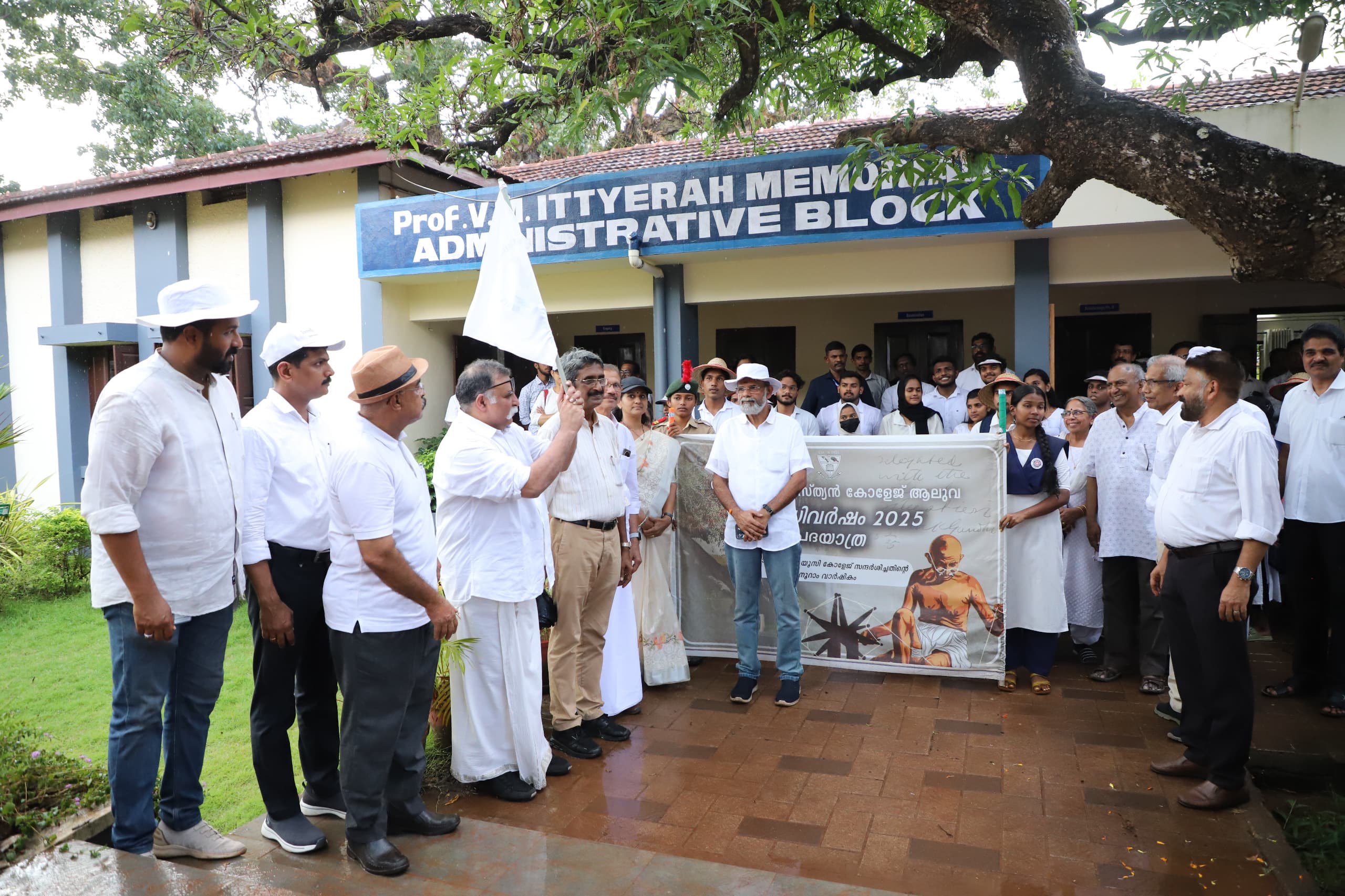 Union Christian College, Aluva organized a padayathra, to mark the centenary celebrations of Mahatma Gandhi’s visit to the College